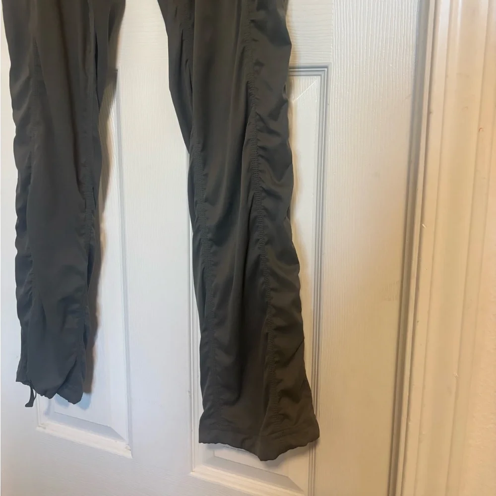 The North Face Women’s Joggers Olive Activewear Pants Lightweight Stretch - Picture 4 of 8